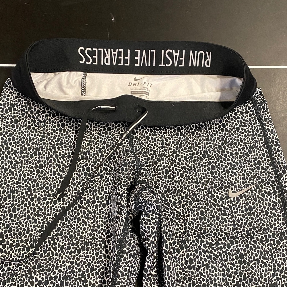 Nike Black and Gray Patterned Leggings